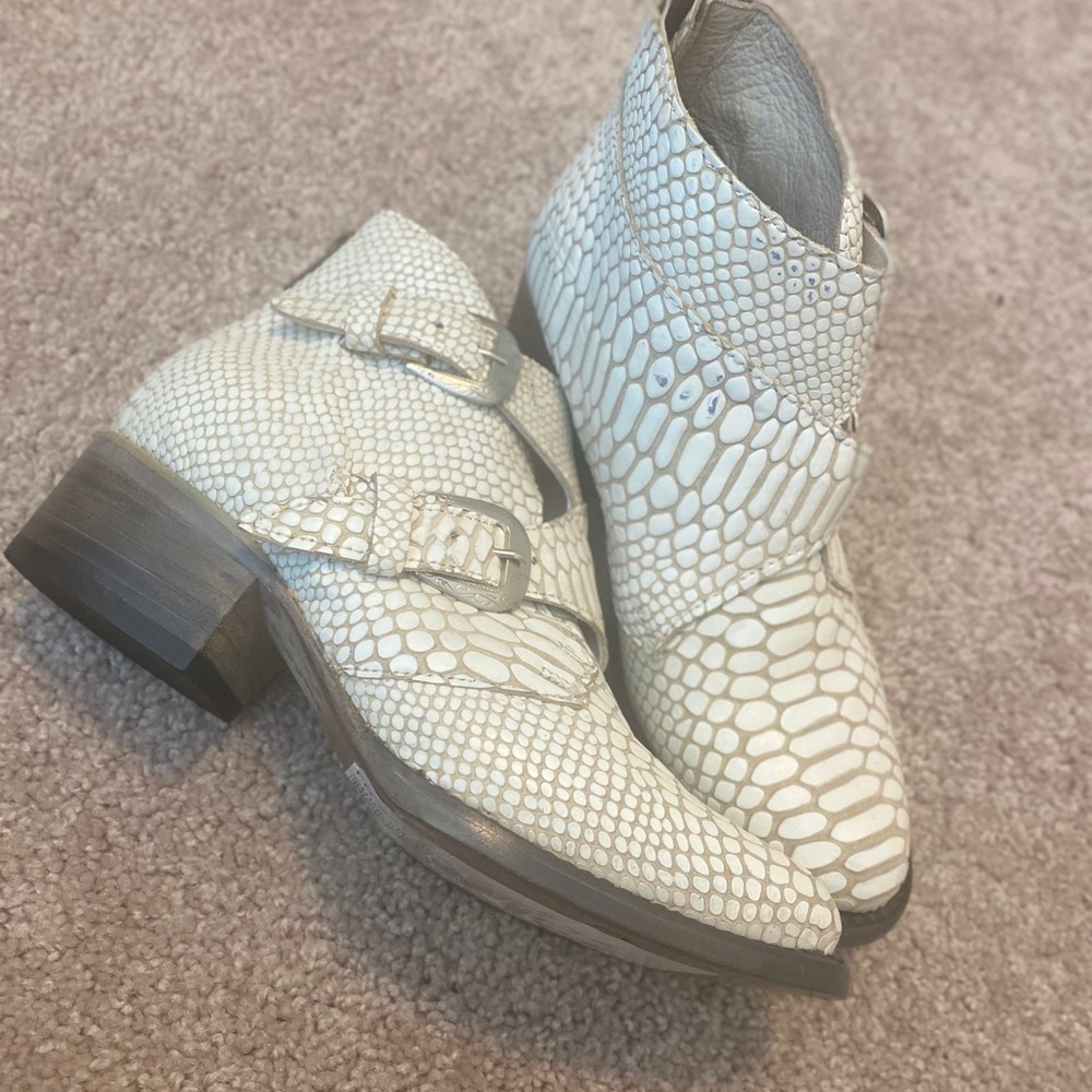Free bird by Steve Saga white bootie